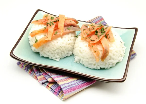 Arroz branco com salmão defumado — Fotografia de Stock