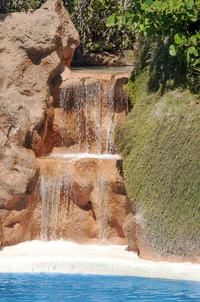 Piscina con cascadas — Foto de Stock