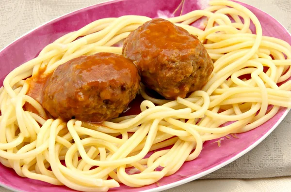 Spaghetti mit Frikadellen — Stockfoto