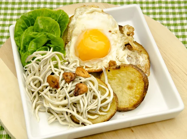 Salada de enguias de bebê com alho — Fotografia de Stock