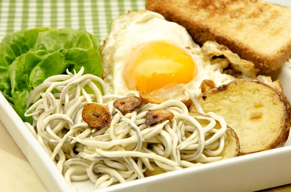 Salada de enguias de bebê com alho — Fotografia de Stock