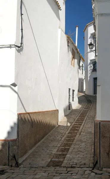 Witte straat schuingestolde — Stockfoto