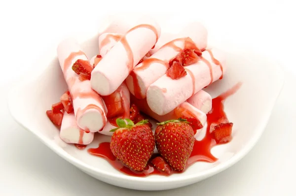 Dessert mit Erdbeere — Stockfoto
