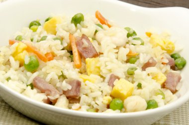 Kızarmış pirinç.