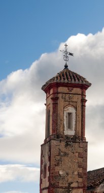 Arapça tarzı çan kulesi