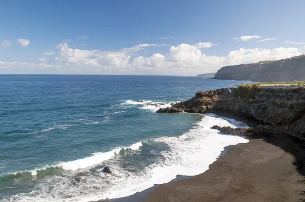 Praia com rochas — Fotografia de Stock