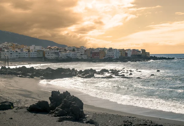 Vista Punta Brava pueblo en la isla de Tenerife en España, son sus casas en las laderas del mar —  Fotos de Stock