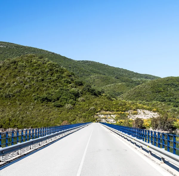 Lago con un ponte — Foto Stock