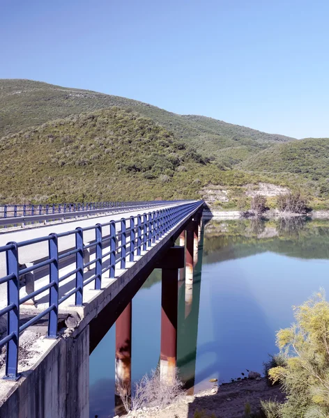 Lago con un ponte — Foto Stock