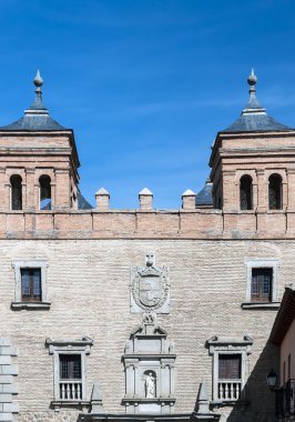 Bir binanın ön cephesi