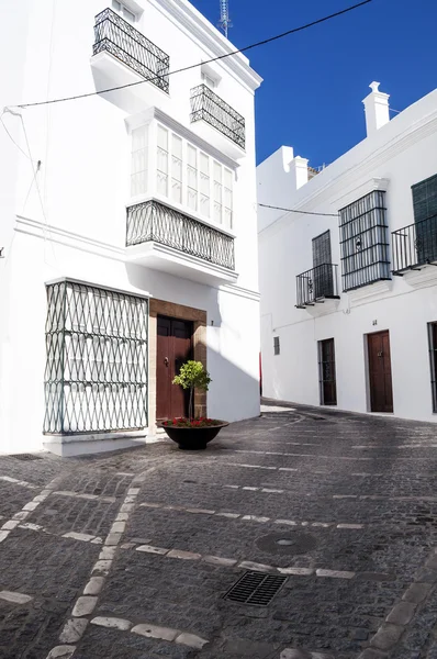 Calle con paredes blancas —  Fotos de Stock