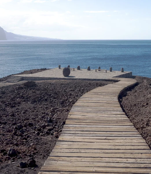 Spiaggia vicino a una collina — Foto Stock