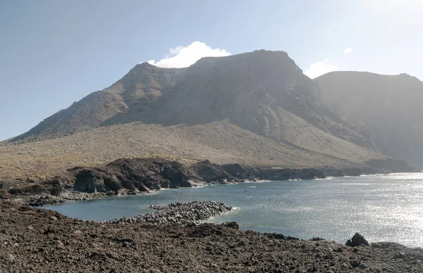 Beach next to a hillside — Stock Photo, Image