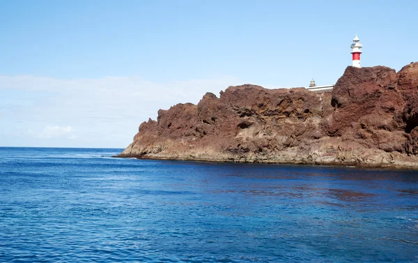 Beach next to a hillside — Stock Photo, Image