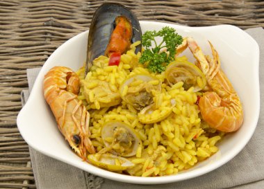 pirinç ve deniz ürünleri paella