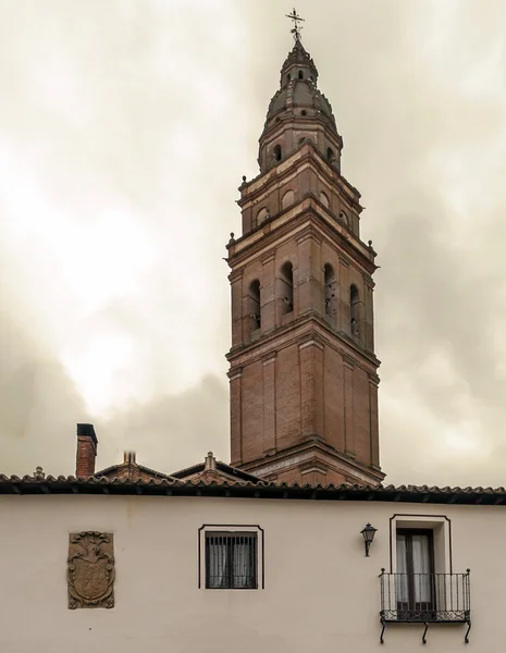 Fasad med torn klocka — Stockfoto