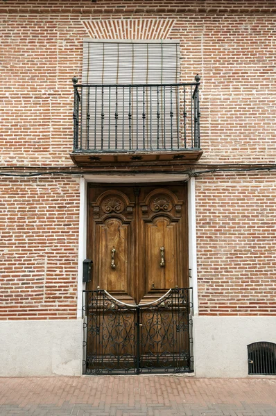 Backsteinfassade mit einer alten Tür — Stockfoto