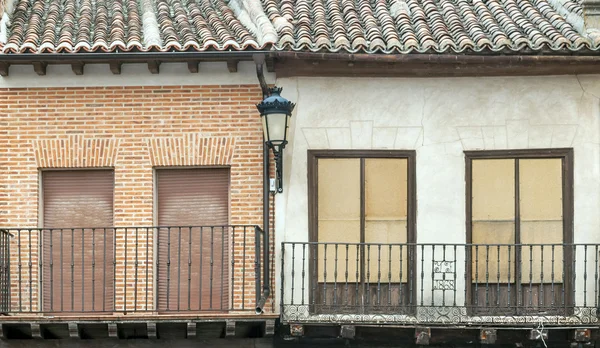 Цегляний фасад з чотирма вікнами — стокове фото