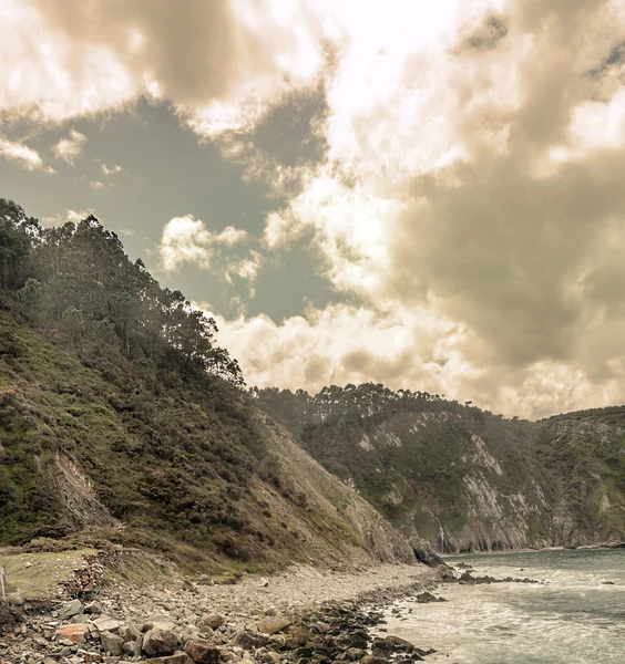 Plaj kayalar ile — Stok fotoğraf