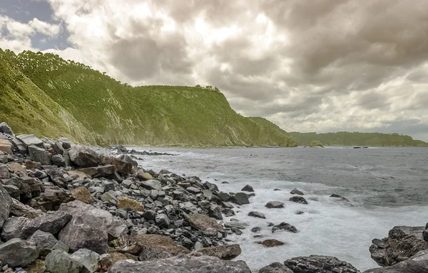 Strand med stenar — Stockfoto