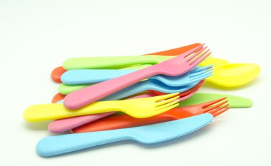 birkaç plastik çatal bıçak takımı