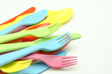 birkaç plastik çatal bıçak takımı