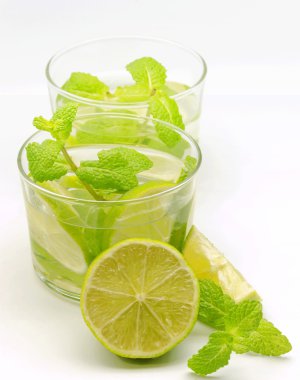 iki mojito bardağı