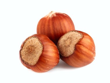 beyaz zemin üzerinde üç fındık