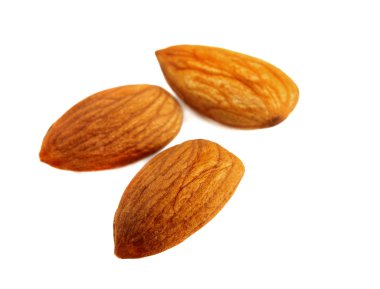 Üç soyulmuş badem tohumları
