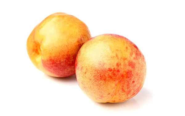 Два спелых персика на белом фоне — стоковое фото