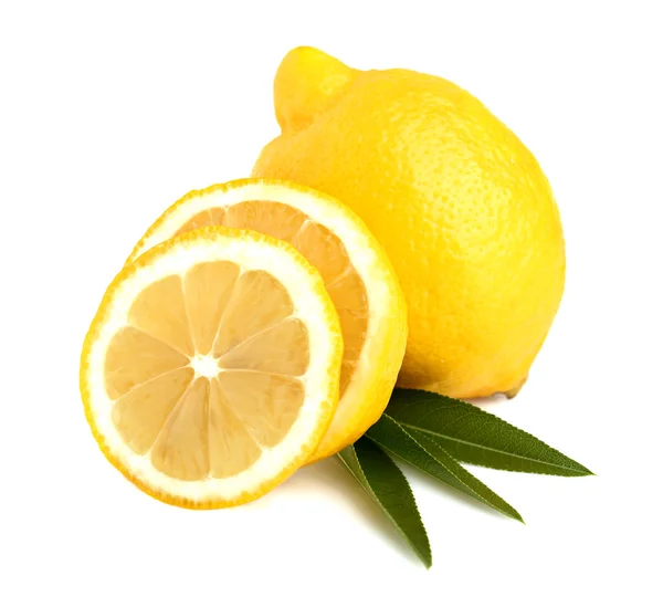 Rebanadas enteras de limón en las hojas — Foto de Stock