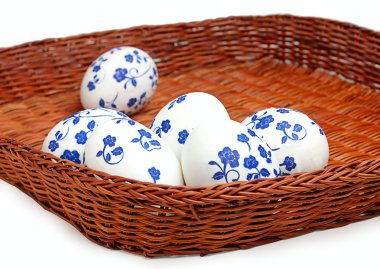 hasır sepet içinde bir desen ile Paskalya yortusu yumurta