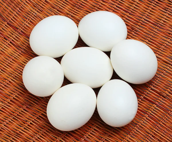 Białe jaja w wiklinowym koszu — Zdjęcie stockowe
