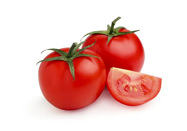 Dvě zralé, červené tomates s plátkem. — Stock fotografie