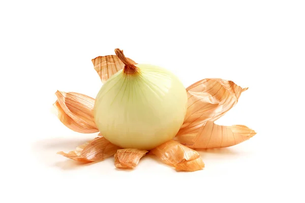 Peeled onions with husk. — Stock Photo, Image