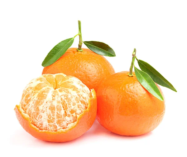 Tangerinas com galhos e descascadas . — Fotografia de Stock