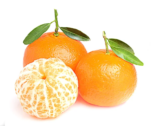 Tangerinas saborosas com folhas . — Fotografia de Stock