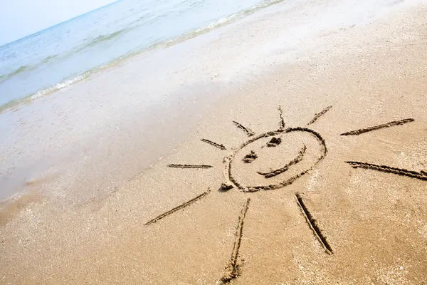 Sol sorridente na praia — Fotografia de Stock