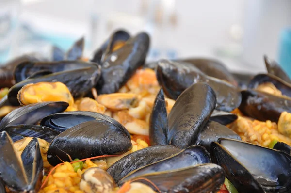 Una olla de paella con cáscara de pescado y arroz Imagen De Stock