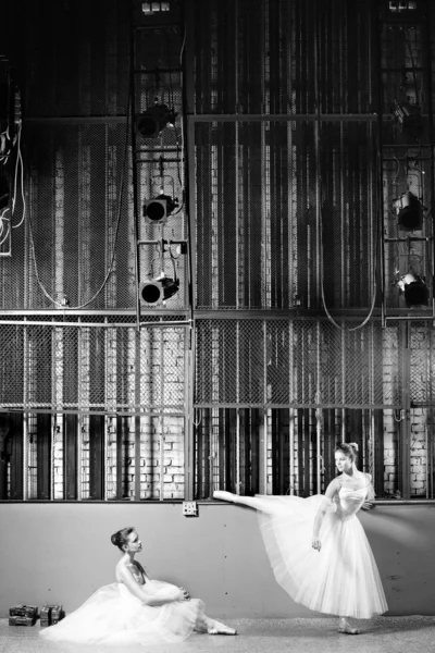 Hermosos jóvenes bailarines de ballet en el ensayo — Foto de Stock