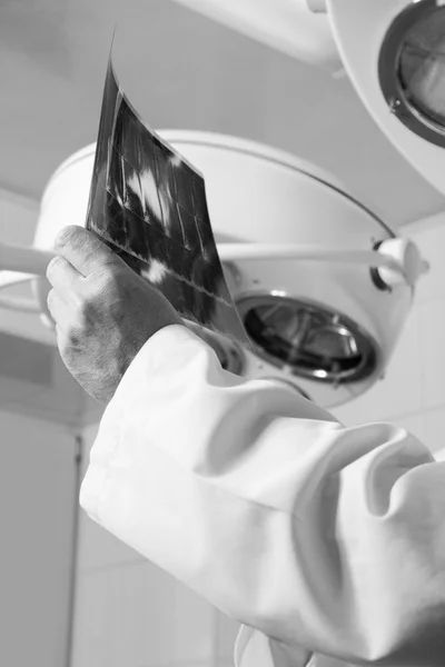 Closeup xray ταινίας μέσα οι γιατροί τα χέρια — Φωτογραφία Αρχείου