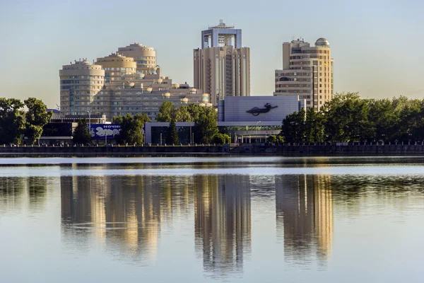 Rus şehir manzarası. İset Nehri.