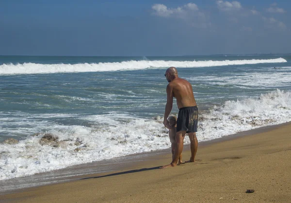 Un hombre y su hijo en la playa —  Fotos de Stock