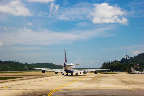 Runway with an aircraft — Stock Photo, Image