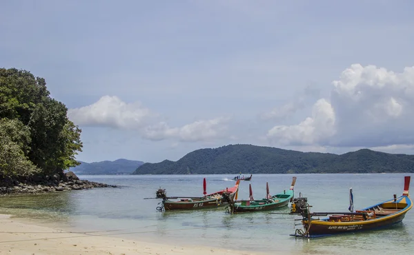 Een strand met twee boten — Stockfoto