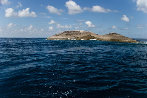 Uma ilha de pedra no mar — Fotografia de Stock