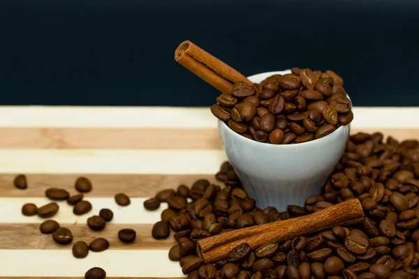 Coffee beans and cinnamon. — Stock Photo, Image