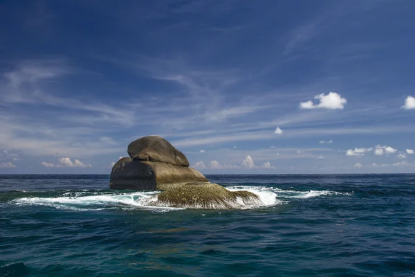 Una isla de piedra en el mar —  Fotos de Stock