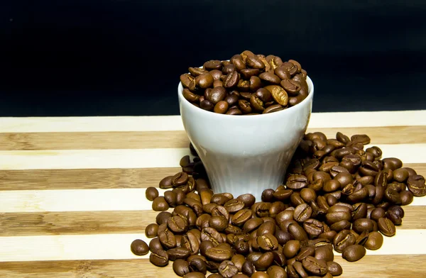 Coffee beans in a cup. — Stock Photo, Image