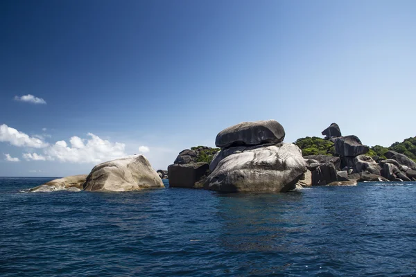 Un'isola di pietra nel mare — Foto Stock